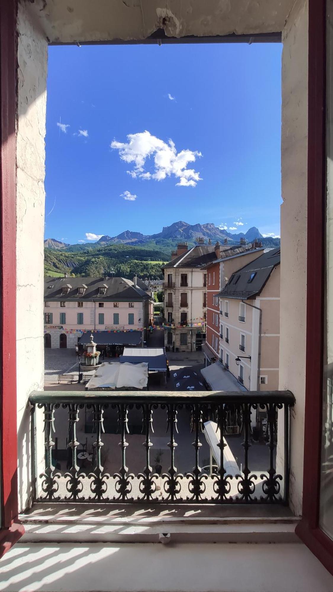 Evasion Authentique - Centre Ville - Jeux De Societe Barcelonnette Buitenkant foto